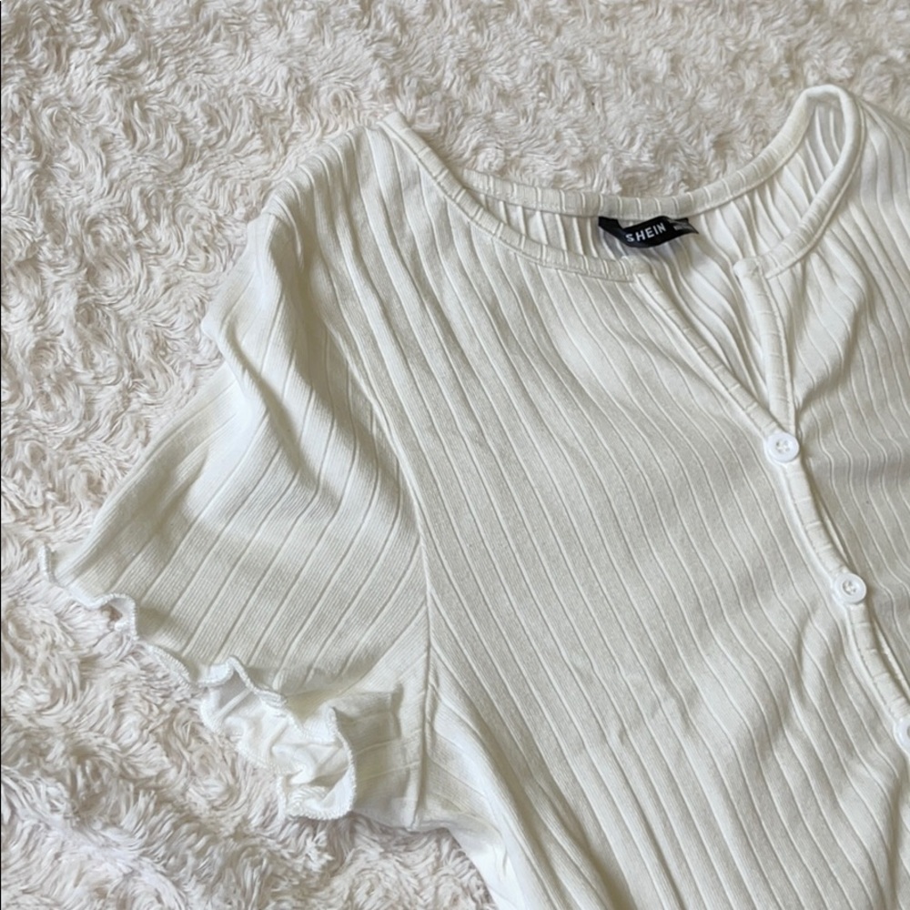 SHEIN Ribbed Buttoned Lettuce-Edge Top - Picture 3 of 4